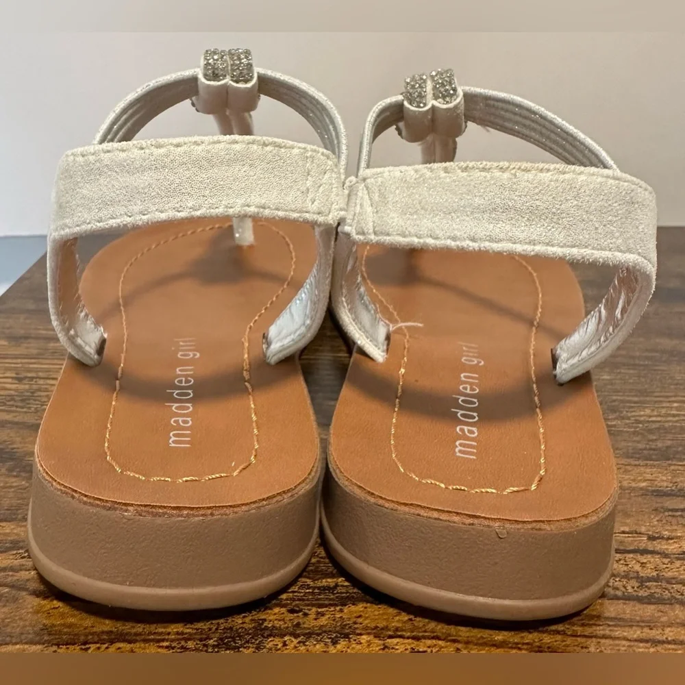 Madden Girls Little Girls Silver Mcassiee Sandals NWT Size 1